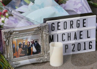 PEOPLE - Ein Blumenmeer vor George Michaels Haus in Goring on Thames
