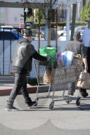 PEOPLE - Cameron Diaz und Benji Madden decken sich im Bristol Farms ein