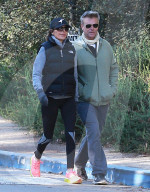 PEOPLE - Lisa Rinna und Mann Harry spazieren durch die Nachbarschaft
