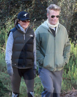 PEOPLE - Lisa Rinna und Mann Harry spazieren durch die Nachbarschaft
