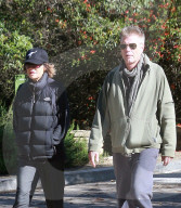 PEOPLE - Lisa Rinna und Mann Harry spazieren durch die Nachbarschaft