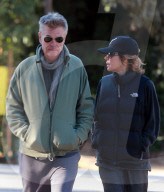 PEOPLE - Lisa Rinna und Mann Harry spazieren durch die Nachbarschaft