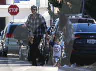 EXKLUSIV - Familie Kunis/Kutcher in Studio City unterwegs