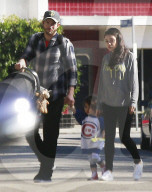 EXKLUSIV - Familie Kunis/Kutcher in Studio City unterwegs
