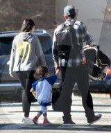 EXKLUSIV - Familie Kunis/Kutcher in Studio City unterwegs