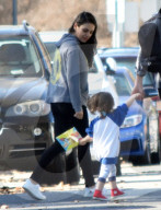 EXKLUSIV - Familie Kunis/Kutcher in Studio City unterwegs