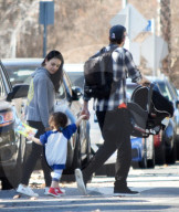 EXKLUSIV - Familie Kunis/Kutcher in Studio City unterwegs