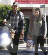 EXKLUSIV - Familie Kunis/Kutcher in Studio City unterwegs