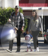 EXKLUSIV - Familie Kunis/Kutcher in Studio City unterwegs