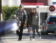 EXKLUSIV - Familie Kunis/Kutcher in Studio City unterwegs