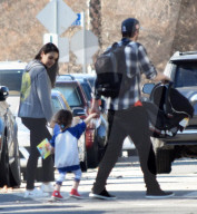 EXKLUSIV - Familie Kunis/Kutcher in Studio City unterwegs