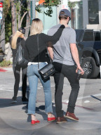PEOPLE - Chace Crawford mit seiner Freundin in Hollywood unterwegs