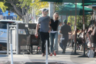 PEOPLE - Chace Crawford mit seiner Freundin in Hollywood unterwegs