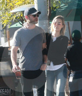 PEOPLE - Chace Crawford mit seiner Freundin in Hollywood unterwegs