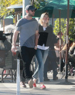 PEOPLE - Chace Crawford mit seiner Freundin in Hollywood unterwegs