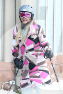 EXKLUSIV - Paris Hilton wedelt in Aspen die Piste runter