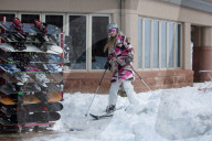 EXKLUSIV - Paris Hilton wedelt in Aspen die Piste runter