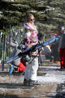 EXKLUSIV - Paris Hilton wedelt in Aspen die Piste runter