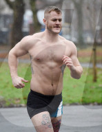 PEOPLE - Fitness-Training im Park:  Marc Jacob's Ex Austin Armacost