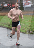 PEOPLE - Fitness-Training im Park:  Marc Jacob's Ex Austin Armacost
