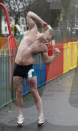 PEOPLE - Fitness-Training im Park:  Marc Jacob's Ex Austin Armacost