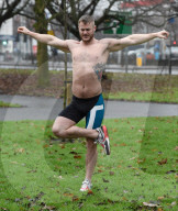 PEOPLE - Fitness-Training im Park:  Marc Jacob's Ex Austin Armacost
