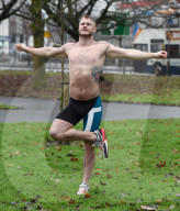 PEOPLE - Fitness-Training im Park:  Marc Jacob's Ex Austin Armacost