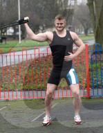 PEOPLE - Fitness-Training im Park:  Marc Jacob's Ex Austin Armacost