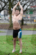 PEOPLE - Fitness-Training im Park:  Marc Jacob's Ex Austin Armacost