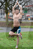 PEOPLE - Fitness-Training im Park:  Marc Jacob's Ex Austin Armacost