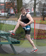 PEOPLE - Fitness-Training im Park:  Marc Jacob's Ex Austin Armacost