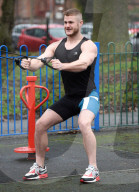 PEOPLE - Fitness-Training im Park:  Marc Jacob's Ex Austin Armacost