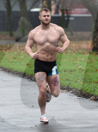 PEOPLE - Fitness-Training im Park:  Marc Jacob's Ex Austin Armacost