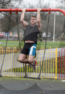PEOPLE - Fitness-Training im Park:  Marc Jacob's Ex Austin Armacost