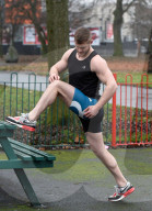 PEOPLE - Fitness-Training im Park:  Marc Jacob's Ex Austin Armacost
