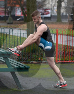 PEOPLE - Fitness-Training im Park:  Marc Jacob's Ex Austin Armacost