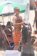 EXKLUSIV - Vincent Cassel erholt sich mit Tina Kunakey in Brasilien