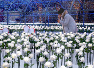 FEATURE - China: 9999 leuchtende weisse Rosen in Shenyang