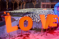 FEATURE - China: 9999 leuchtende weisse Rosen in Shenyang