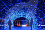 FEATURE - China: 9999 leuchtende weisse Rosen in Shenyang