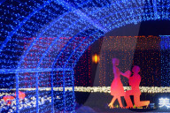 FEATURE - China: 9999 leuchtende weisse Rosen in Shenyang