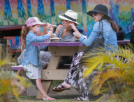 PEOPLE - Jessica Alba posiert mit der Familie auf Hawaii