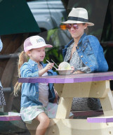 PEOPLE - Jessica Alba posiert mit der Familie auf Hawaii