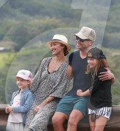 PEOPLE - Jessica Alba posiert mit der Familie auf Hawaii