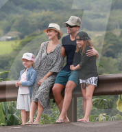 PEOPLE - Jessica Alba posiert mit der Familie auf Hawaii