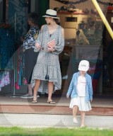 PEOPLE - Jessica Alba posiert mit der Familie auf Hawaii