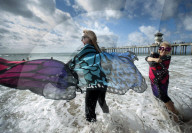 FEATURE - Beliebte Neujahrs-Disziplin: Der Sprung ins kalte Wasser