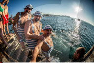 FEATURE - Beliebte Neujahrs-Disziplin: Der Sprung ins kalte Wasser