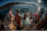 FEATURE - Beliebte Neujahrs-Disziplin: Der Sprung ins kalte Wasser