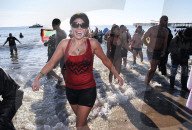 FEATURE - Beliebte Neujahrs-Disziplin: Der Sprung ins kalte Wasser